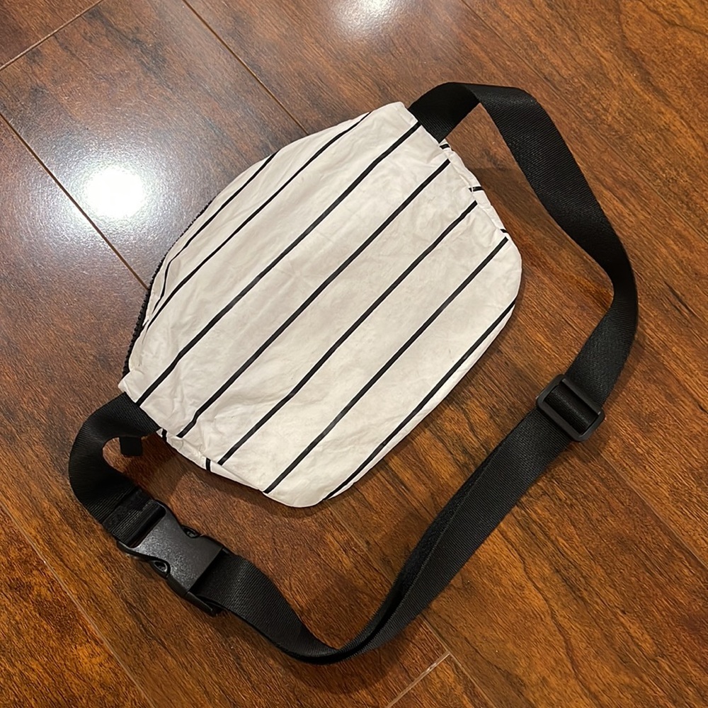 ALOHAS White and Black Men's Bag - Picture 4 of 5